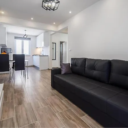 Appartement Amazing In With Swimming Pool