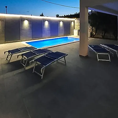 Amazing In With Swimming Pool *